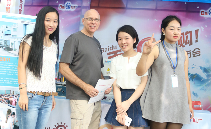 正航參展的業(yè)務同事與外國友人合照留念